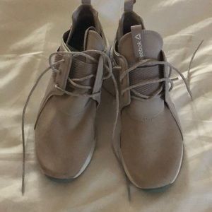 Barely worn Reebok sneakers